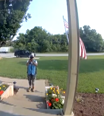 Las cámaras de seguridad captaron que el repartidor de Amazon desenredó la bandera estadounidense del porche después de entregar un paquete (Captura CBS News)