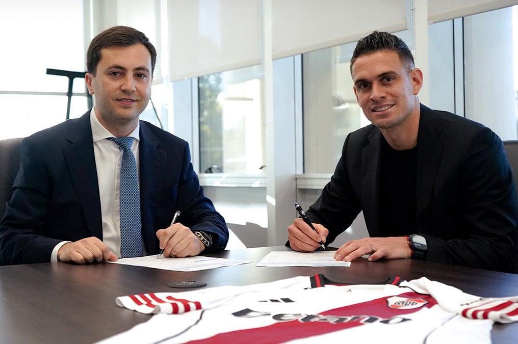 Rafael Santos Borré dejó Internacional de Brasil para firmar un vínculo con River Plate hasta el 31 de diciembre de 2029