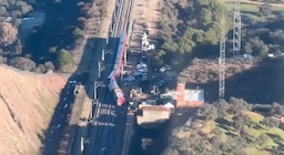 Vídeo | Las imágenes aéreas del accidente ferroviario de Adamuz: una recta con un cambio de vía, dos trenes y cientos de rescatistas