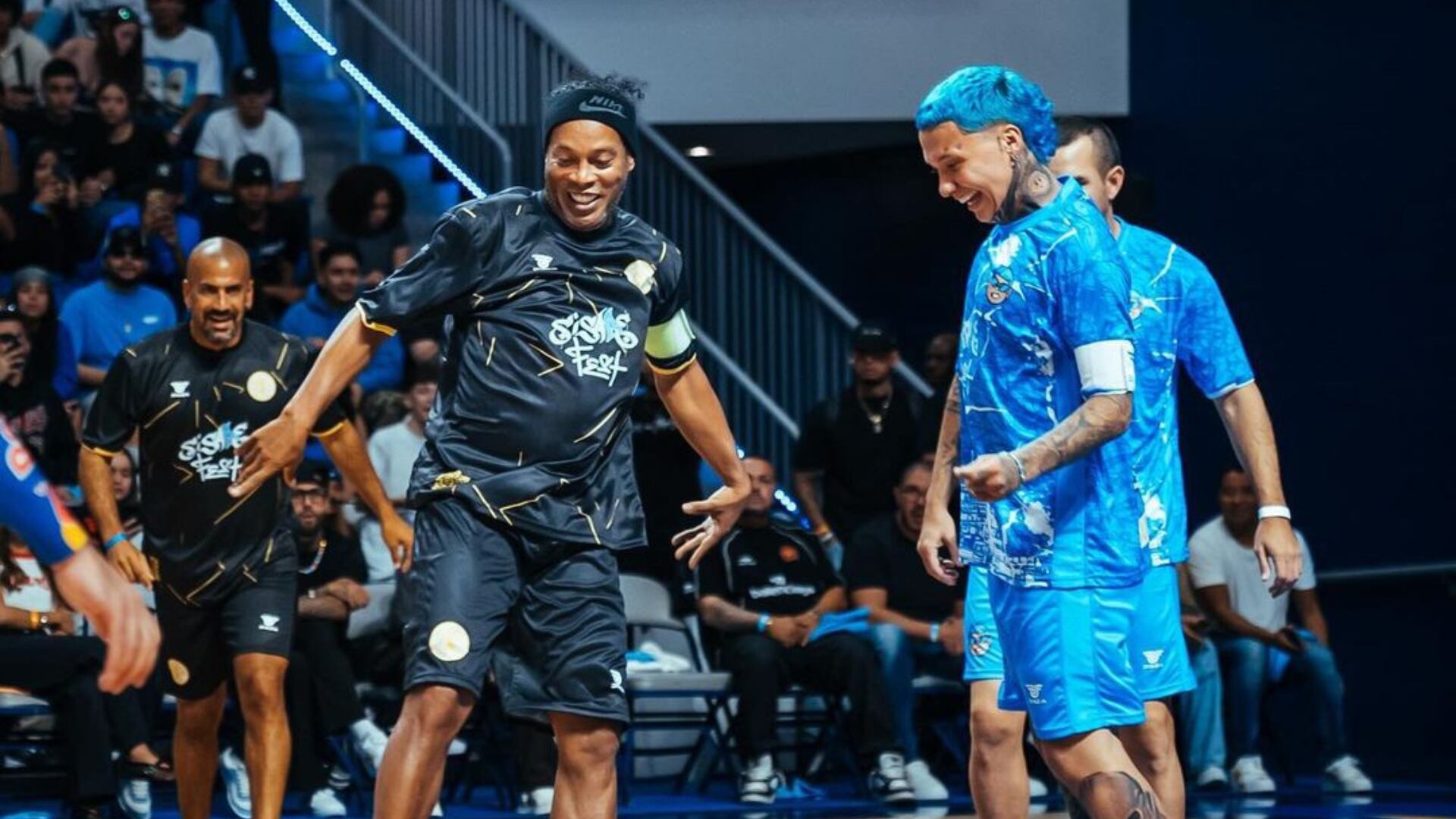 Dinho gira por el mundo jugando amistosos y brindando exhibiciones (@blessd/IG)