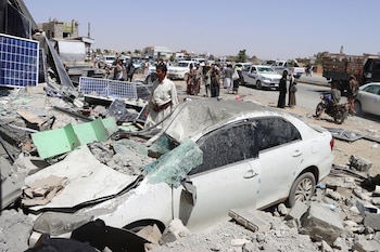 Un hombre permanece junto a