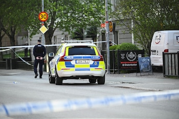 Un oficial de policía trabaja