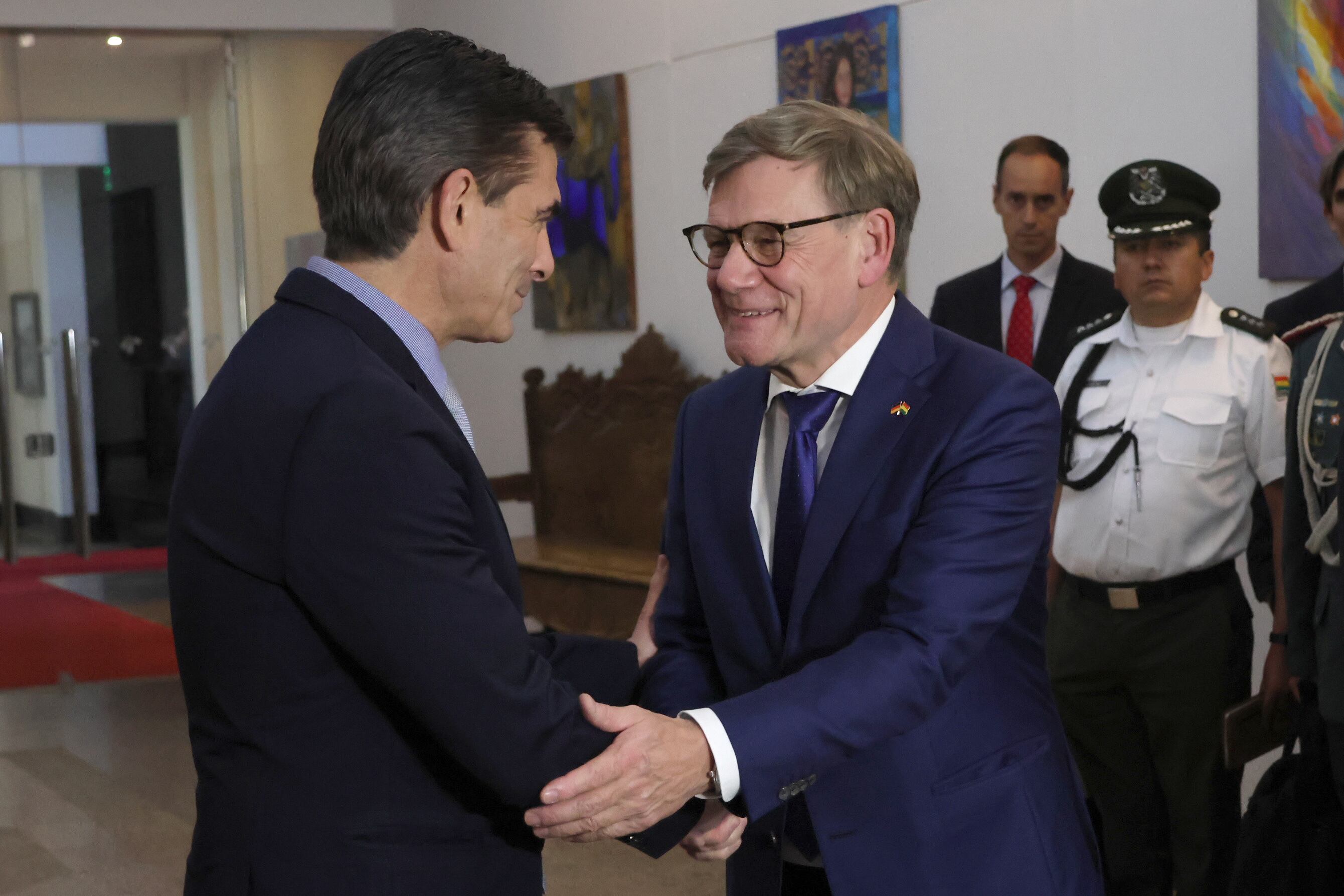 El presidente de Bolivia, Rodrigo paz (i), estrecha la mano del ministro de Relaciones Exteriores de Alemania, Johann Wadephul (c), luego de una reunión este lunes, en Santa Cruz (Bolivia). (EFE/Juan Carlos Torrejon)