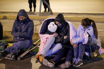 Personas esperan novedades sobre la