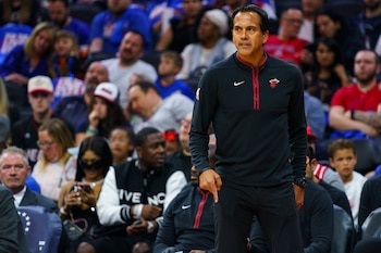 El entrenador del Heat de Miami Erik Spoelstra durante el primer tiempo del partido contra los 76ers de Filadelfia, el 6 de abril de 2023. (AP Foto/Chris Szagola)