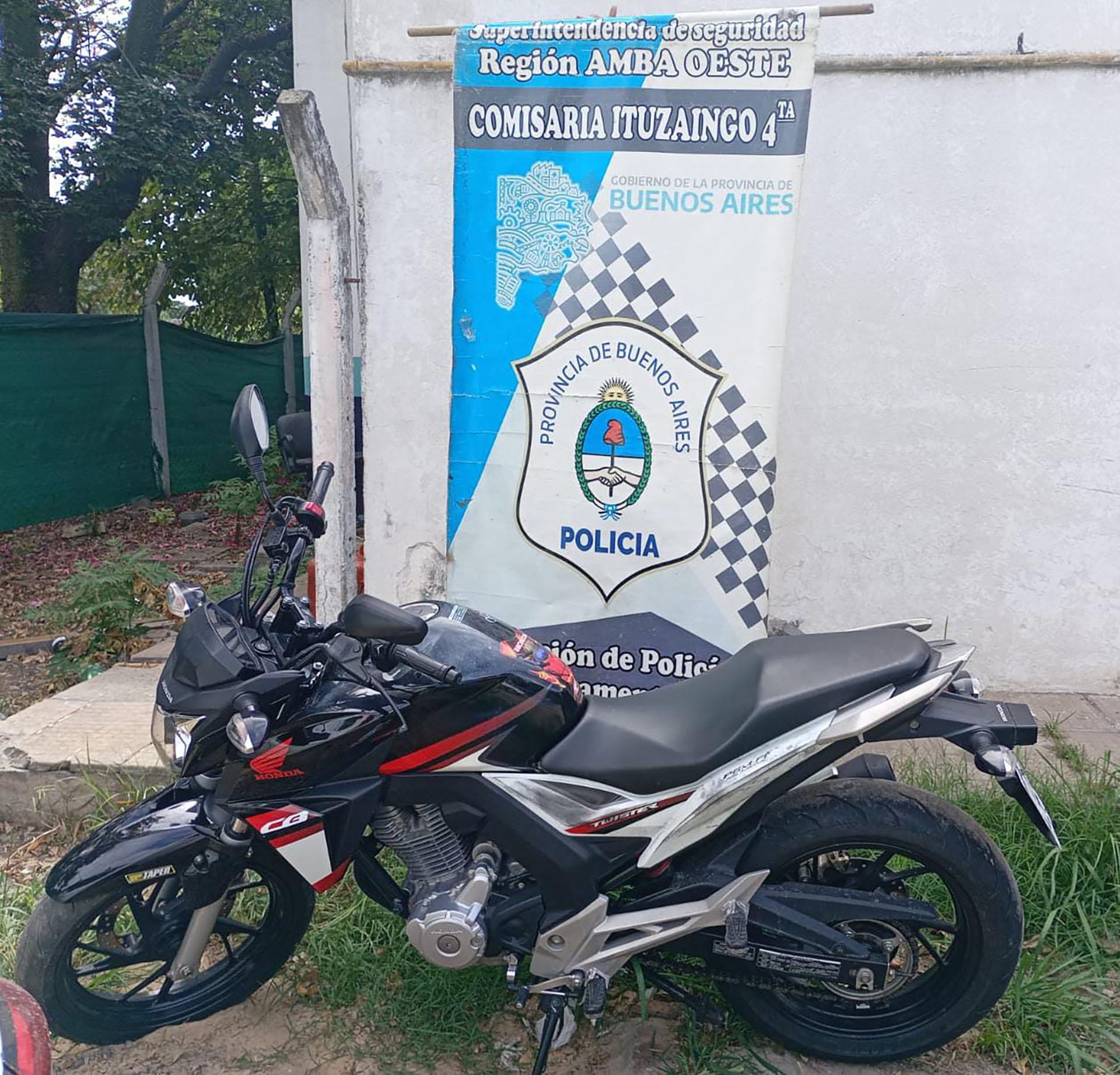 La motocicleta Honda CB Twister incautada frente a la Comisaría Ituzaingó 4ta