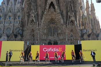 Barcelona da la salida a un Tour de Francia marcado por el calor extremo, las dudas en la etapa reina y la ‘guerra’ política en Cataluña. (EFE/ Alejandro García)