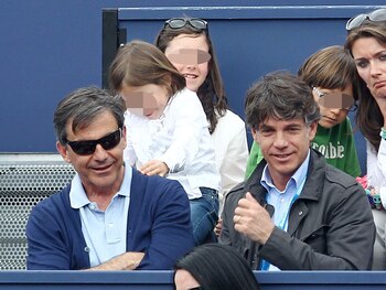25/04/2012 EMILIO SANCHEZ VICARIO Y JAVIER SANCHEZ VICARIO.
MADRID, 1 (CHANCE) Arantxa Sánchez Vicario ha protagonizado las mayores polémicas de la prensa del corazón y lo cierto es que su destino siempre ha estado trucado por el fracaso, al menos por el sentimental con su exmarido Josep Santacana. Sus idas y venidas y sobre todo, su distanciamiento familiar con todos los miembros de la misma le han pasado factura y lleva años alejada del foco mediático. Una de las personas que más alejado estuvo de ella fue su hermano, Javier Sánchez Vicario, a quién le pidió disculpas hace años y del que no sabemos cómo está la relación ahora mismo.
EUROPA ESPAÑA SOCIEDAD
EUROPA PRESS REPORTAJES