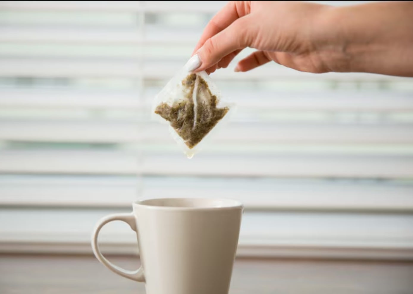 Vasos de papel, bolsas de té y productos de higiene oral pueden liberar grandes cantidades de microplásticos, advierten especialistas (Freepik)