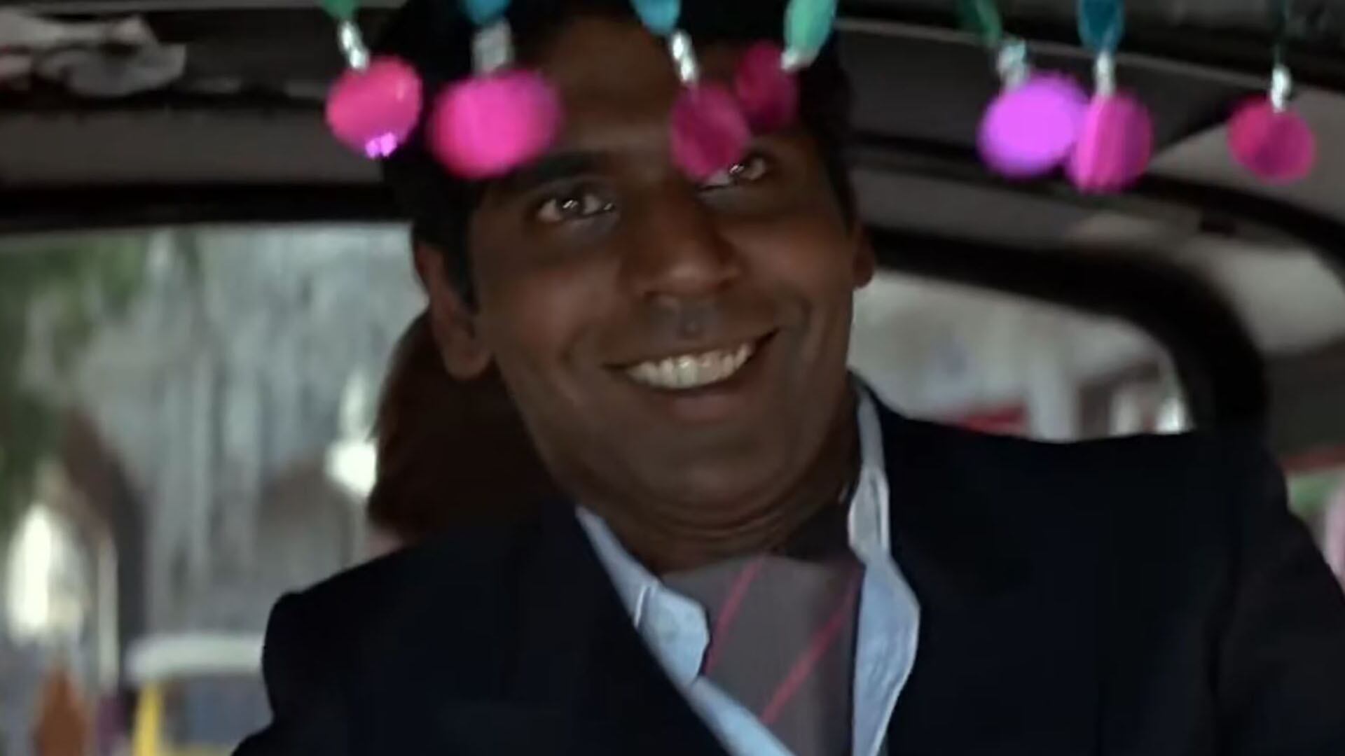 Su salto al cine incluyó una participación destacada en Octopussy junto a Roger Moore, superando obstáculos sindicales