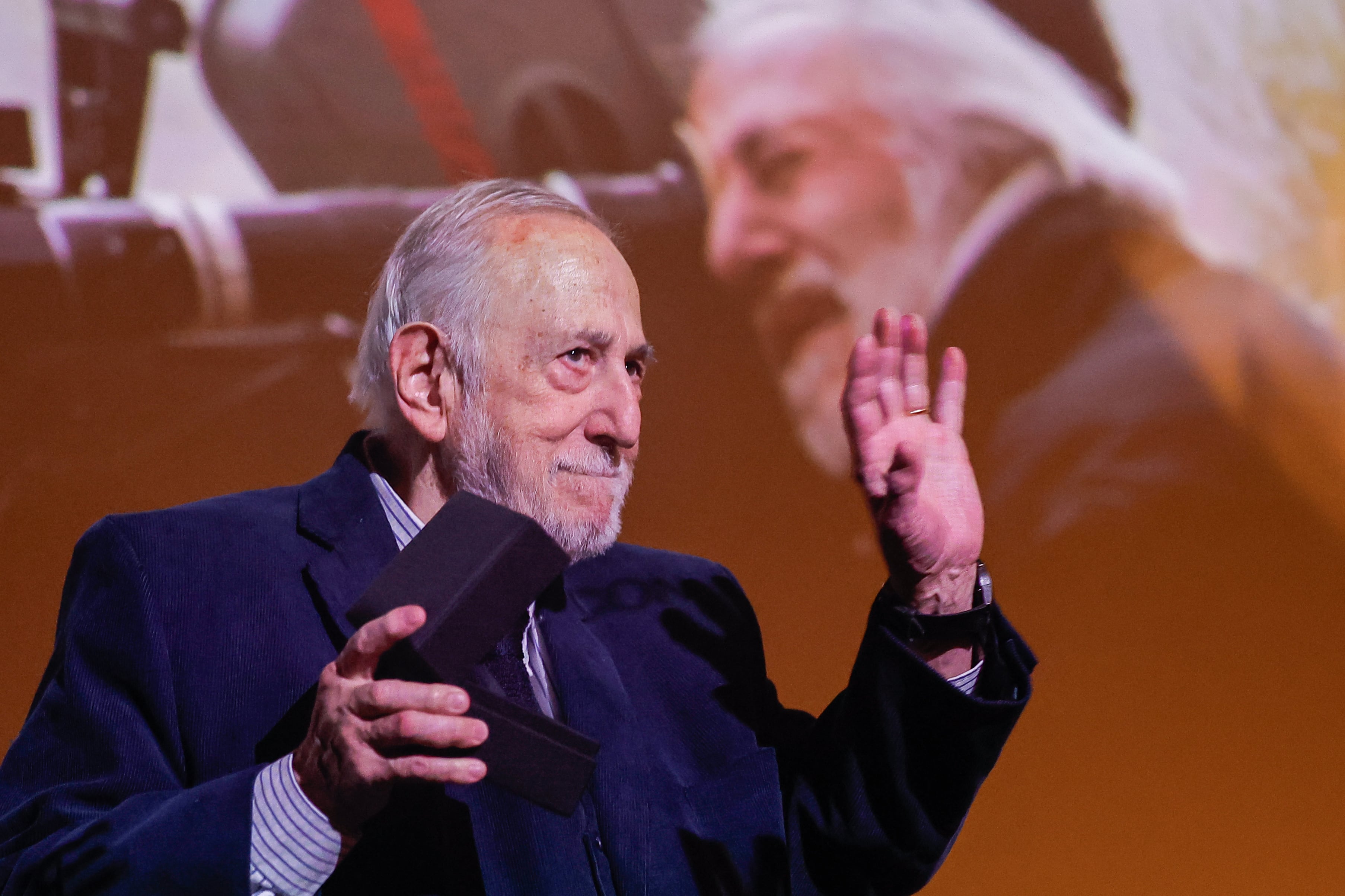 Adolfo Aristarain recibió la Medalla de Oro de la Academia del Cine español en 2024 (EFE/Juan Ignacio Roncoroni)