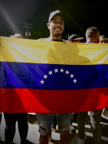 Jhonnathan Rodríguez con una bandera