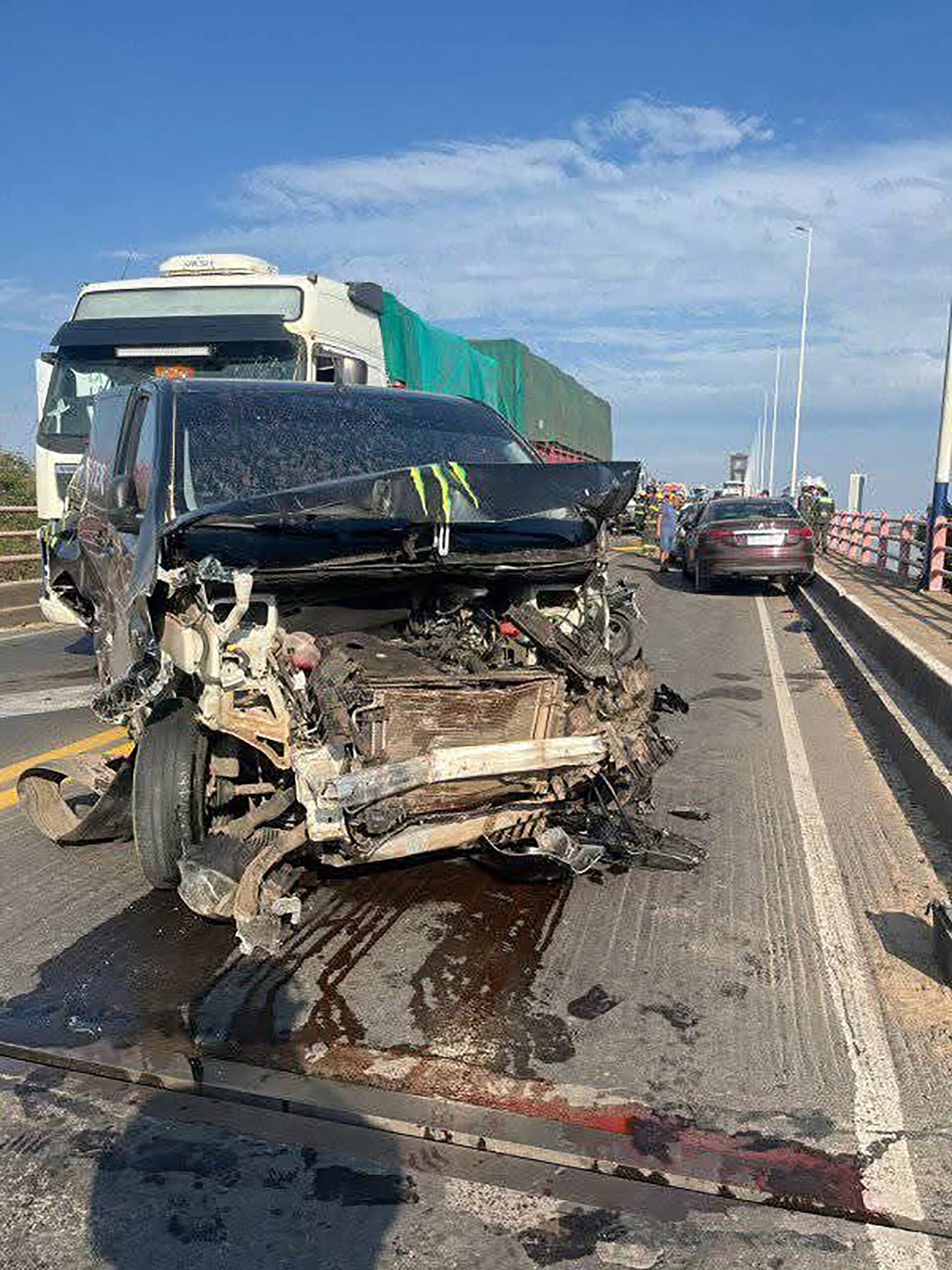El camión provocó un choque en cadena con 15 vehículos.