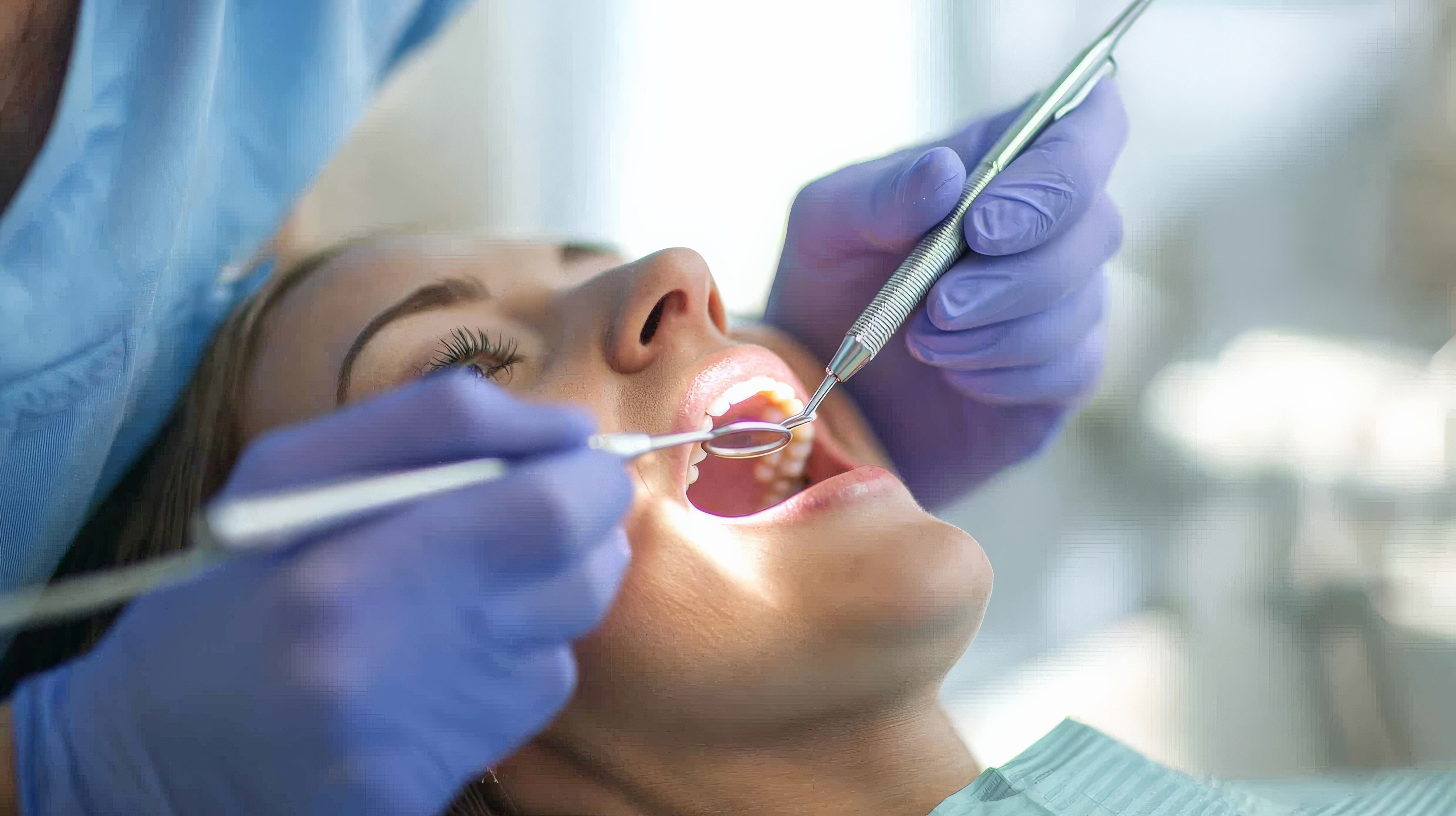 Un estudio relaciona la mala salud bucal con un 49 % más de riesgo de padecer migrañas frecuentes (Adobe Stock)