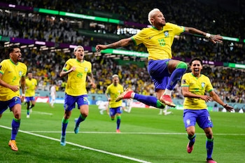 Neymar celebra tras anotar el primer gol de Brasil en el partido contra Croacia por los cuartos de final del Mundial, el viernes 9 de diciembre de 2022, en Rayán, Qatar. (AP Foto/Manu Fernández)