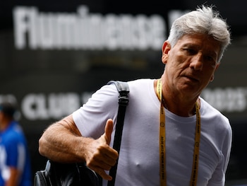 Image of the coach, possibly compared to Garrincha