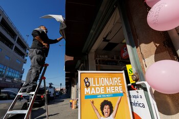 Las loterías en Estados Unidos: un fenómeno cultural y económico que entrelaza sueños de fortuna con contribuciones significativas a la sociedad (REUTERS/Mike Blake)