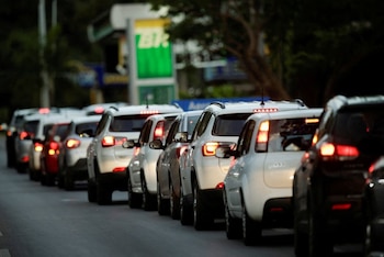 Los conductores hacen una larga cola fuera de una gasolinera para llenar sus estanques tras el anuncio de la actualización de los precios del combustible de la petrolera brasileña Petrobras en Brasilia (REUTERS/Ueslei Marcelino)