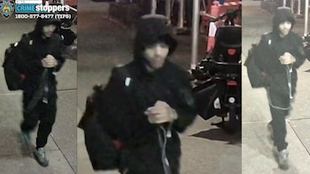 Tres capturas de vigilancia muestran a un hombre vestido de negro con capucha y mochila, con un logotipo policial en la esquina superior