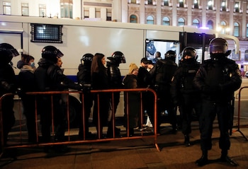 Manifestantes hacen fila mientras esperan