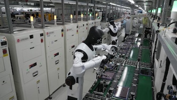 Robots humanoides ya trabajan 8 horas seguidas en fábricas: así están cambiando la industria