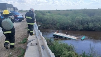 Se despistó un camión en Santa Fe, quedó sumergido en un arroyo y encontraron muerto al chofer