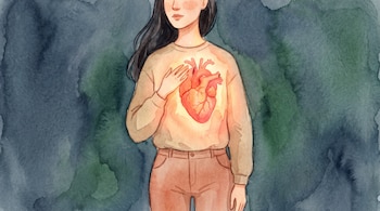 Ilustración de acuarela de una mujer con el cabello oscuro, mano en el pecho y un corazón anatómico rojo brillante que irradia luz, sobre un fondo abstracto azul y verde.