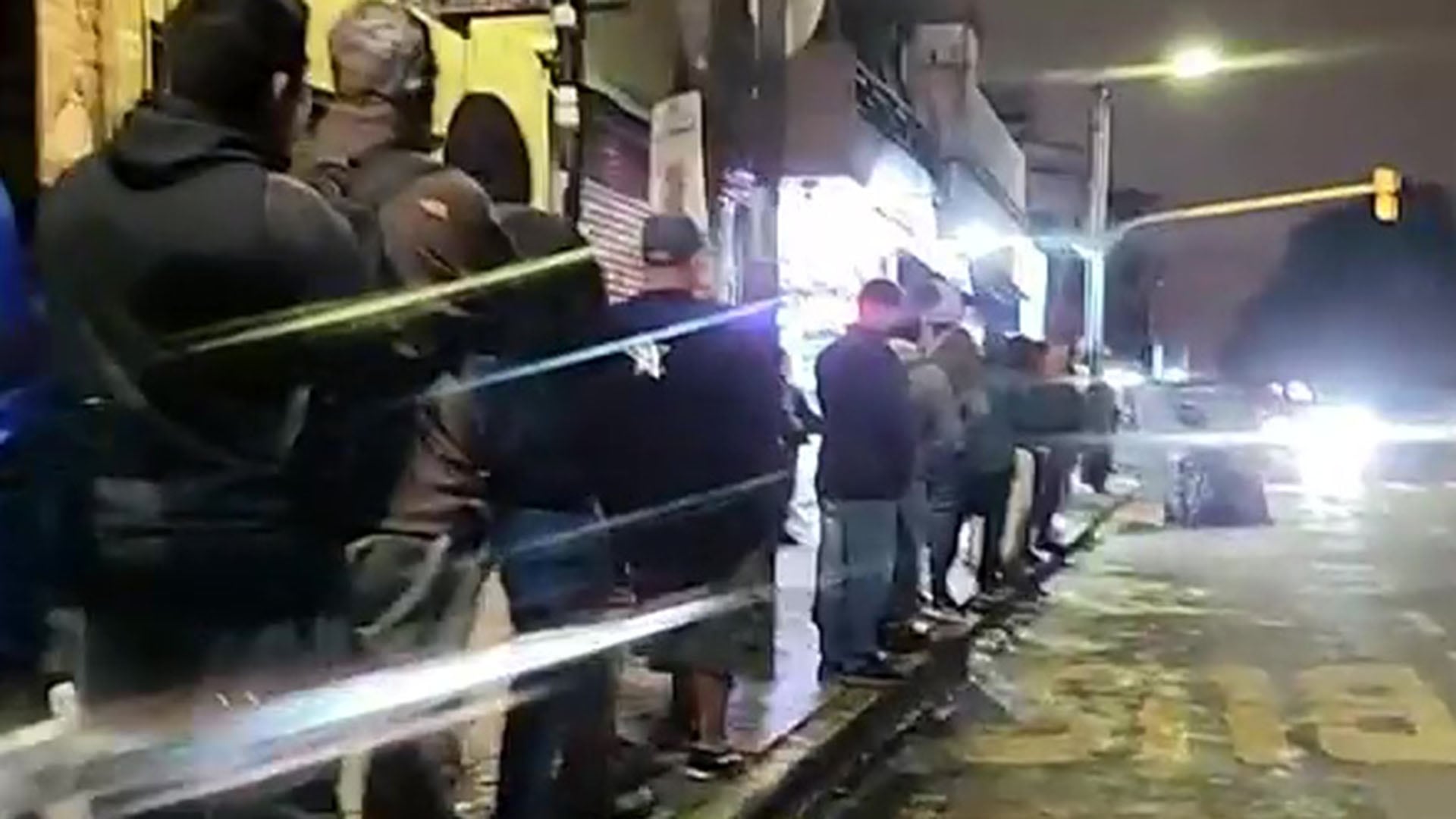 Largas filas en Constitución debido a las demoras en el servicio de colectivos. (Captura de video)