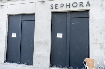 Escaparates tapiados ante la amenaza de acciones vandálicas en Halloween. (Ricardo Rubio / Europa Press)
