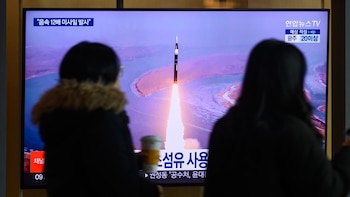 Corea del Norte lanza un misil balístico hacia el este