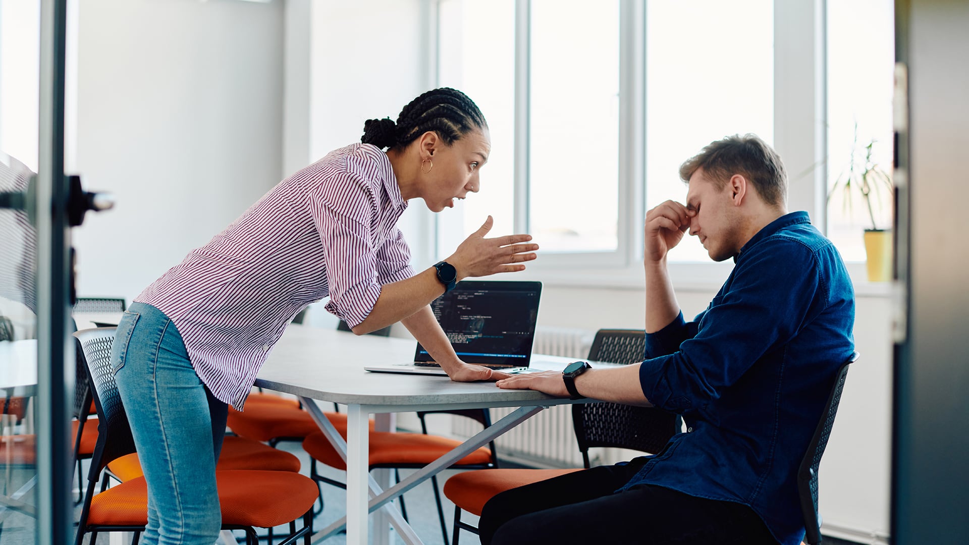 Una mujer gritando a un hombre. (Freepik)