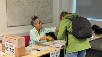 Los peruanos residentes fuera del país comienzan a sufragar este domingo por la segunda vuelta de las elecciones generales 2026 en locales habilitados en distintos países- Créditos: ONPE.