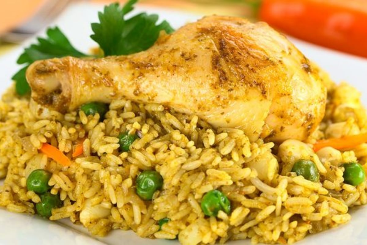 Arroz con pollo es un plato que se sirve en muchas celebraciones familiares y es común en reuniones grandes, ya que su preparación es rendidora y accesible.