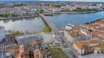 La ciudad del País Vasco francés perfecta para hacer una escapada en primavera: un río histórico y una catedral Patrimonio de la Humanidad