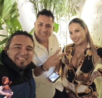 Iván Villacorta al lado de