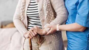 Enfermera cuidando de una mujer