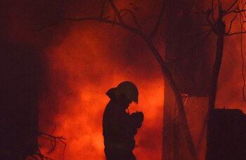 Un trabajador de emergencia opera