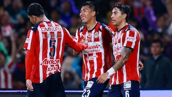 Omar Govea asegura que no está roto el vestidor de Chivas y niega crisis