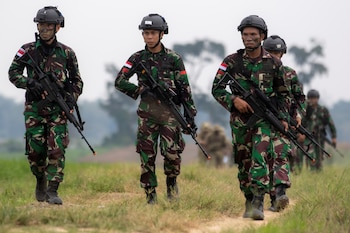 Soldados del ejército indonesio participan