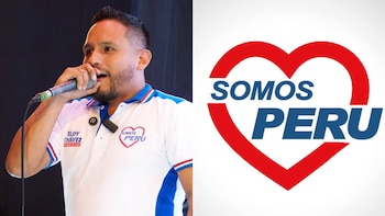 Eloy Chávez Hernández habla por un micrófono junto al logotipo del partido político Somos Perú
