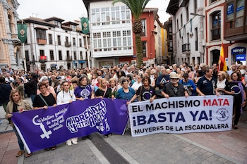 Varias personas sujetan una pancarta durante una concentración en repulsa ante el asesinato por violencia de género de una Guardia Civil, frente al Consistorio. (Juan Vega/Europa Press)