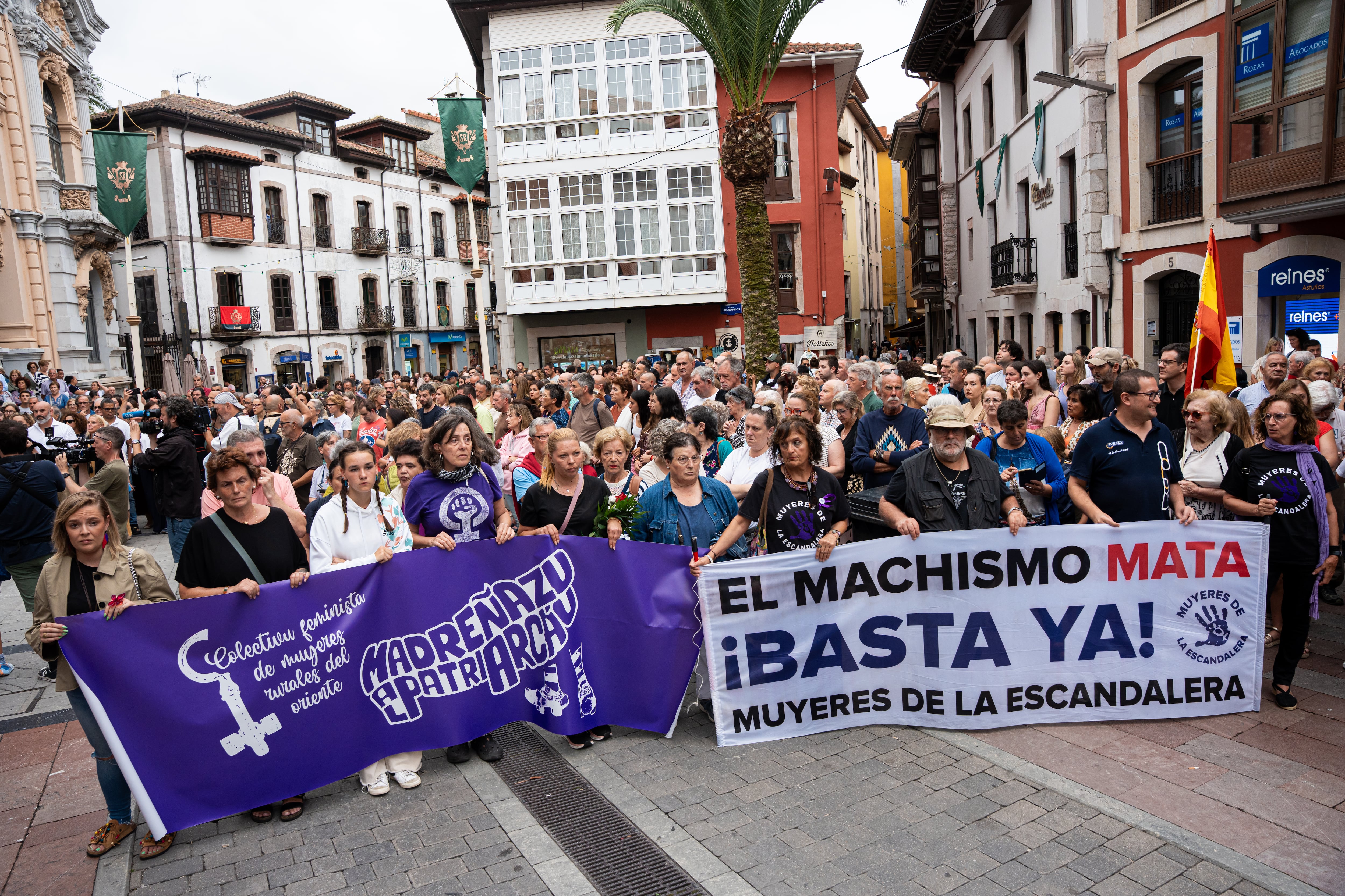 Varias personas sujetan una pancarta durante una concentración en repulsa ante el asesinato por violencia de género de una Guardia Civil, frente al Consistorio. (Juan Vega/Europa Press)