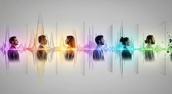 Seis personas de perfil, alineadas sobre un fondo gris claro, están flanqueadas por ondas de sonido coloridas y líneas abstractas, sugiriendo conexión y barreras.
