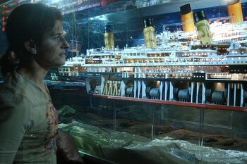 Una mujer contempla una maqueta