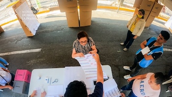 Seis de cada diez salvadoreños no se identifica con ningún partido político, según Sondeo del IUDOP