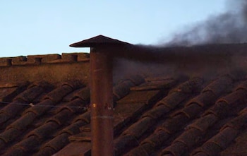 Primera fumata negra en el