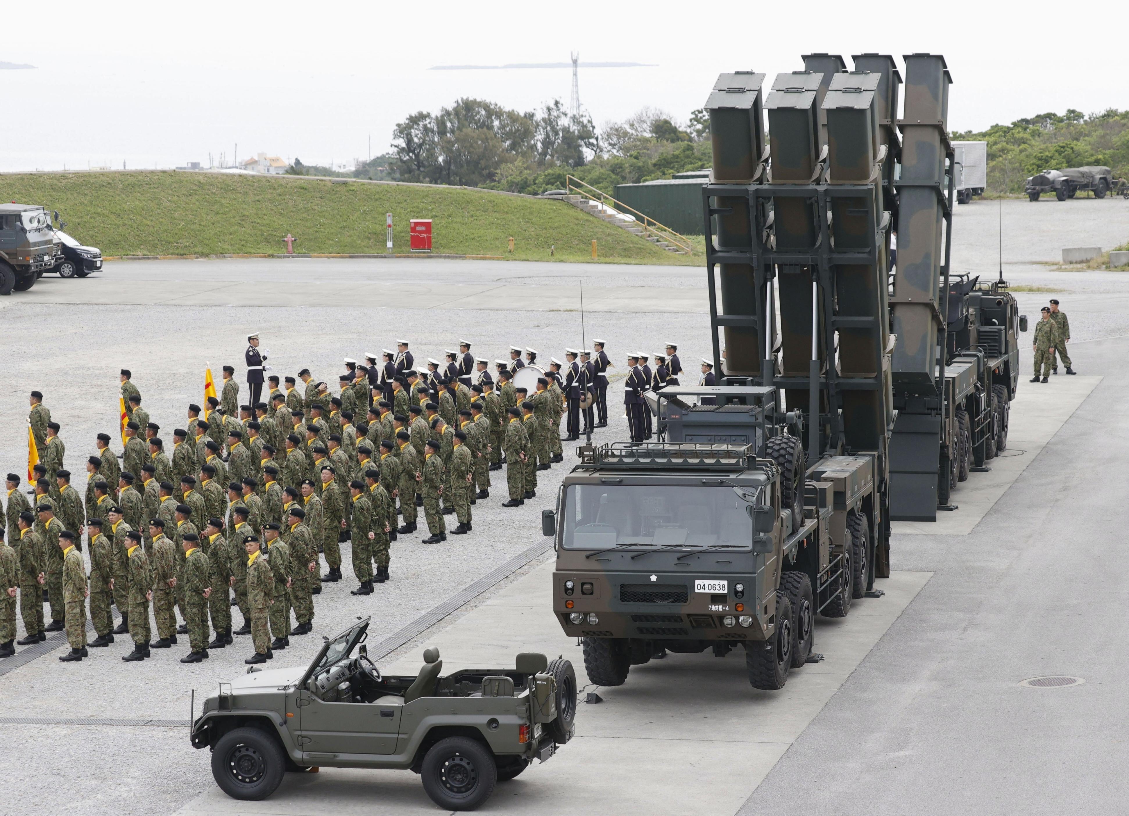 Lanzadores de misiles superficie-superficie Tipo-12 en la ceremonia de inauguración de un regimiento de misiles de la Fuerza Terrestre de Autodefensa de Japón en Uruma, Okinawa, sur de Japón (Kyodo News vía AP, archivo)