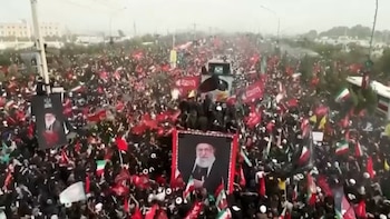 Imágenes aéreas muestran el cortejo fúnebre de Khamenei en Qom