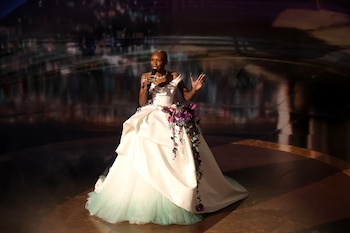 Cynthia Erivo optó por un vestido de Vivienne Westwood con un degradado de blanco a verde esmeralda, representando la transformación de su personaje Elphaba en Wicked (REUTERS/Carlos Barria)