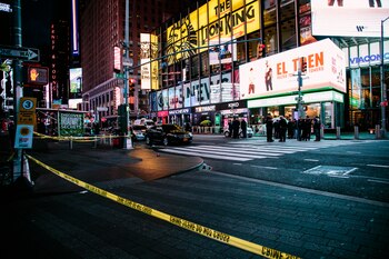 La policía local de Nueva York desalojada parcialmente Times Square después de que un atacante hiriera en un tiroteo a dos mujeres y una niña, el 8 de mayo de 2021. EFE/Alba Vigaray